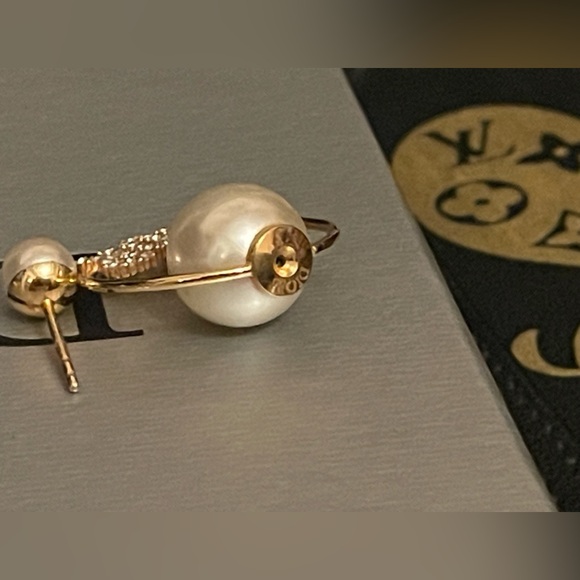 C💕D💕 Pearl Earrings - Picture 13 of 16